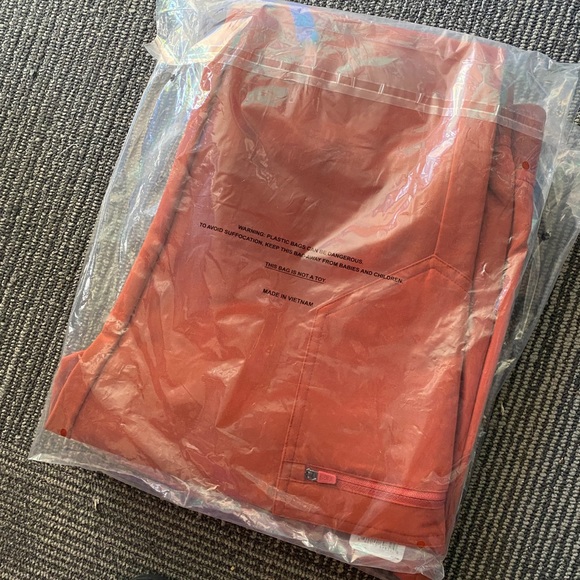 NWT FIGS SCRUB JOGGERS IN AUBURN - Picture 3 of 5